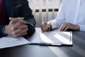 assurance vie frais associes